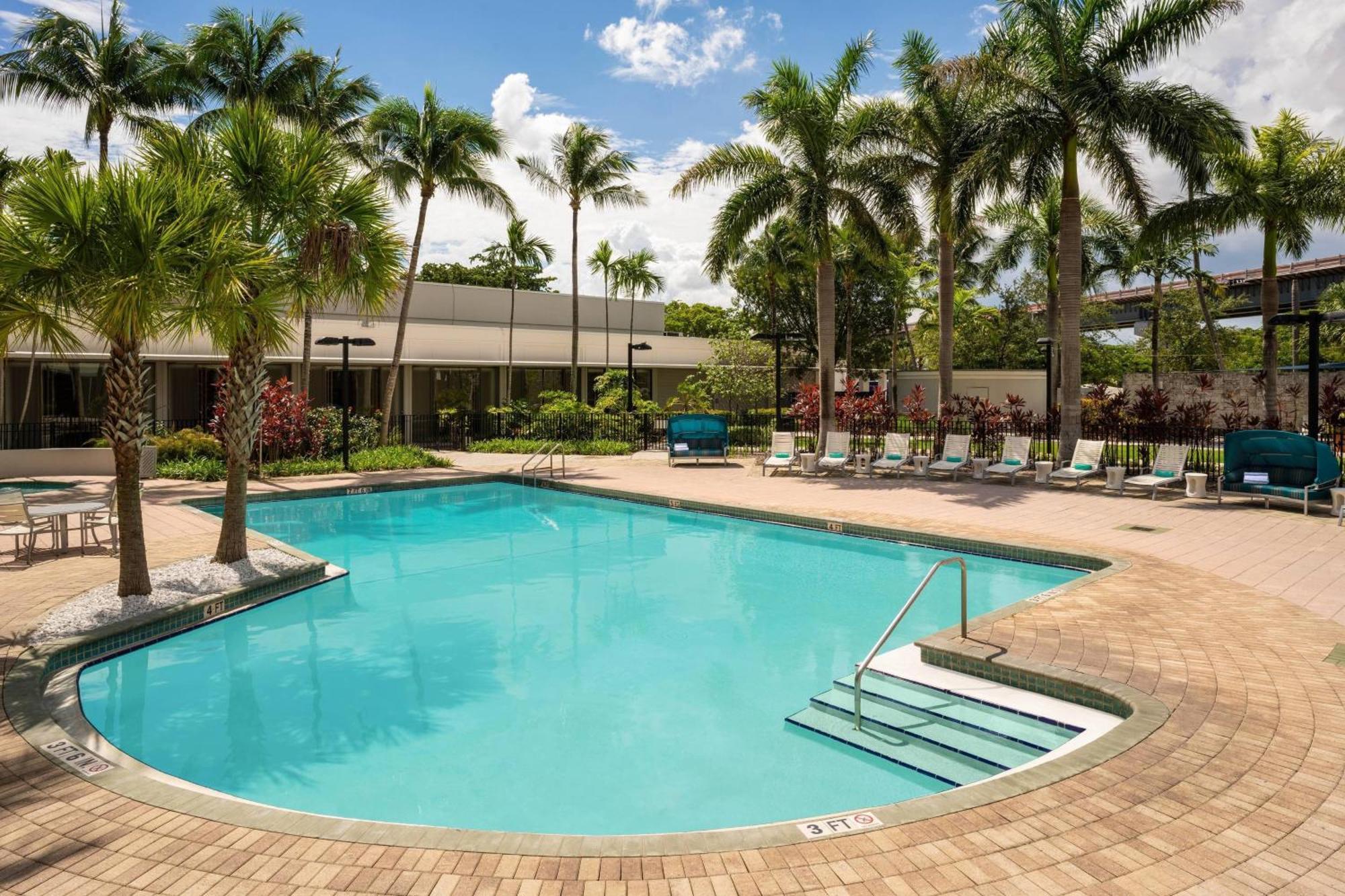 Готель Courtyard By Marriott Miami Airport Екстер'єр фото