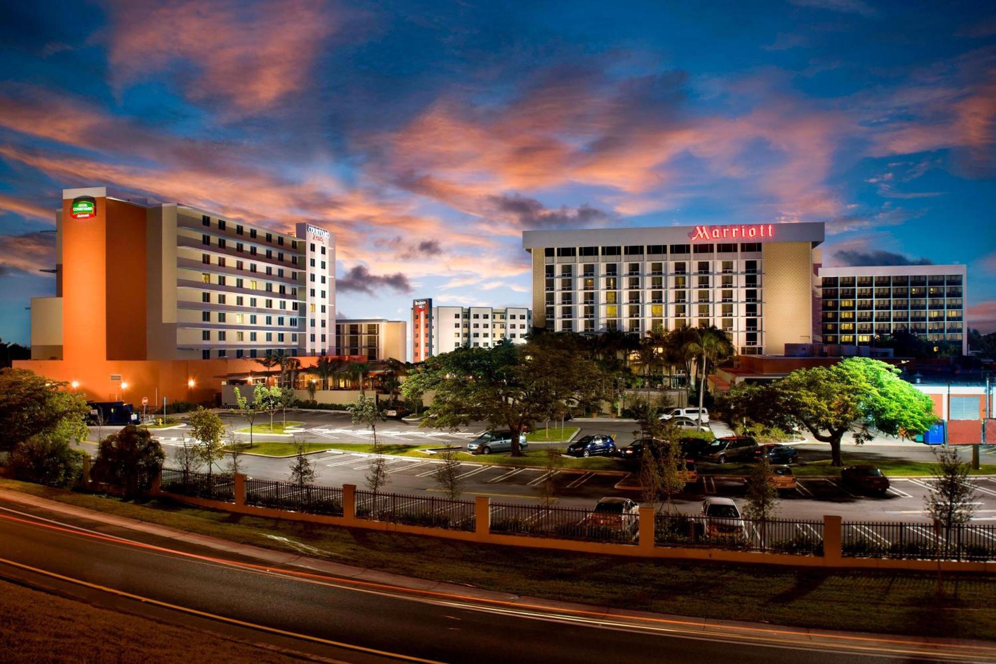 Готель Courtyard By Marriott Miami Airport Екстер'єр фото